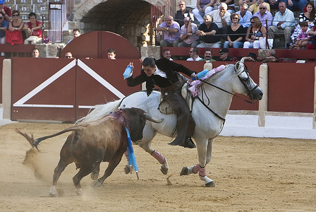 诺埃莉亚·莫塔 (Noelia Mota)，西班牙马背上的女斗牛士，西班牙安达卢西亚哈恩省乌韦达，2011 年 9 月 29 日