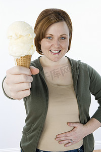 白色背景中拿着冰淇淋的幸福女人的肖像