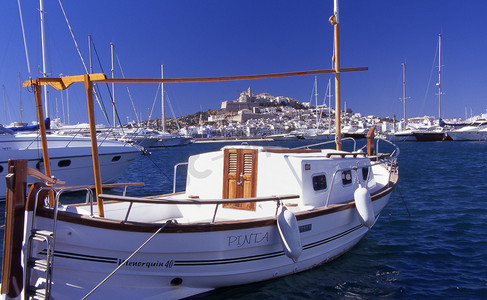 伊维萨岛上的船只、码头和古堡镇景观