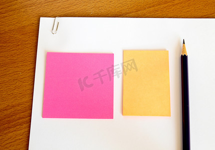 a4纸封面设计摄影照片_桌上有铅笔和备忘录的纸