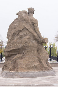 广场后侧的雕塑“挺身而出”矗立着历史纪念建筑群“斯大林格勒战役英雄”的死亡