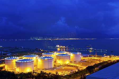 夜间经济摄影照片_夜间炼油厂的大型工业油罐