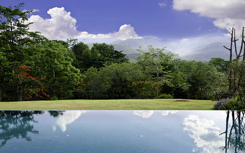 无边际泳池上的云反射，风景优美