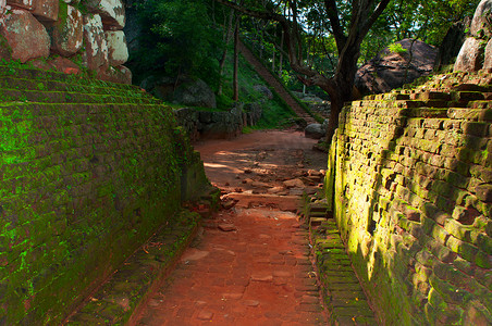 楼梯舞台摄影照片_岩石堡垒和宫殿中的古老路径和墙壁