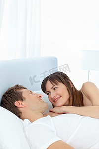 幸福的情侣一起躺在床上