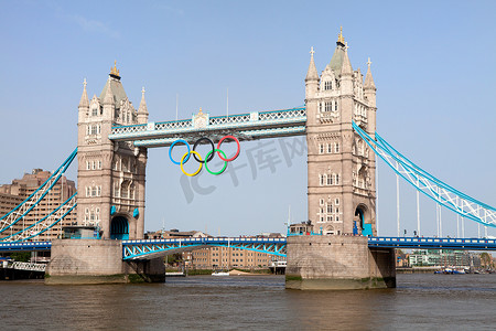 伦敦塔桥装饰着奥运五环 2012 年英国