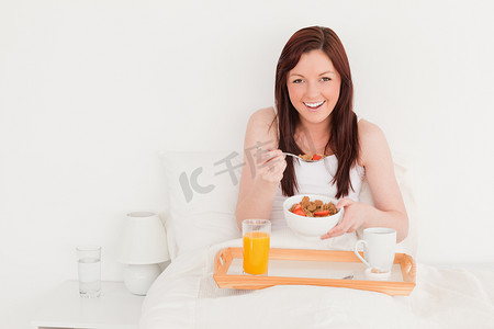 漂亮的红发女性坐在 h 上吃早餐