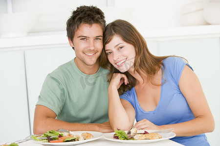 年轻夫妇一起享受用餐、用餐时间