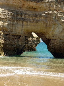 阿尔加维海岸的彩色岩石