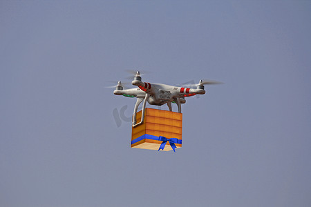 空中无人机携带纸箱，实现快速交付概念