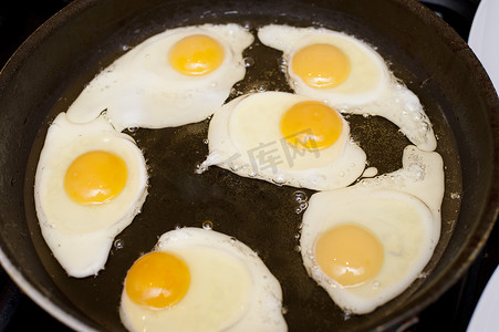 锅里放油，煎六个鸡蛋，早餐