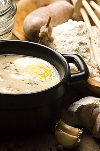 罗宋汤摄影照片_复活节传统波兰白罗宋汤