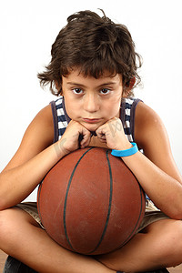 篮球蓝色摄影照片_有篮球球的男孩
