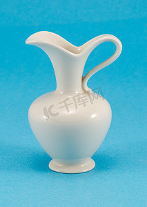 可爱形状的蓝色白色陶瓷水罐罐