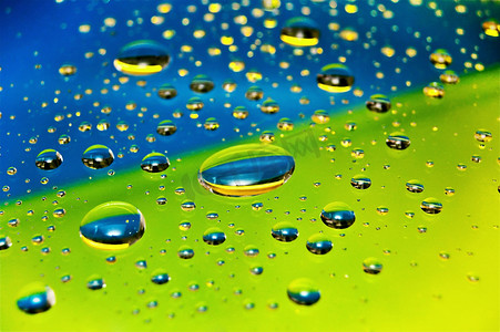 气泡彩色透明摄影照片_玻璃上的彩色雨滴