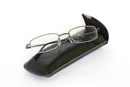眼镜和眼镜盒摄影照片_眼镜和眼镜盒在白色隔离。