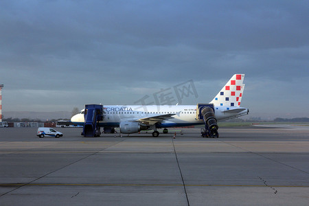 萨格勒布机场摄影照片_克罗地亚航空 A319 由克罗地亚萨格勒布的地勤人员提供服务