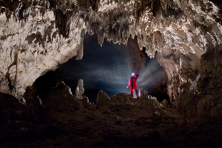 洞穴探险摄影照片_洞穴探险