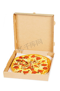 香菇火腿披萨摄影照片_盒子里有意大利辣香肠的披萨