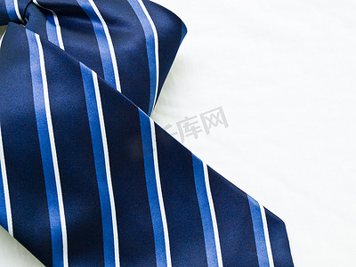 白色背景上孤立的条纹蓝色和白色领带的特写