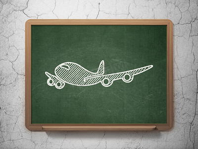 假期概念：黑板背景上的飞机