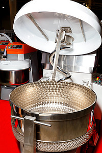 用于制备面团和各种食品混合物的大型揉捏机。