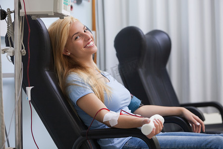 微笑的女士献血