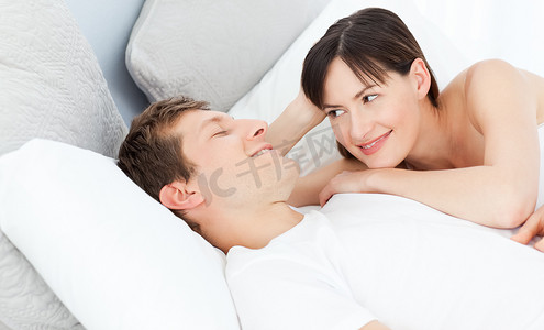 幸福的情侣一起躺在床上