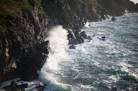 波涛汹涌的海洋摄影照片_波涛汹涌的海洋破碎的波浪