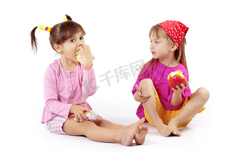 初等摄影照片_孩子们吃苹果