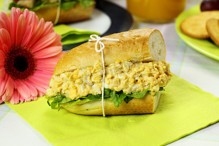 面包鸡蛋橙汁摄影照片_咖喱鸡蛋生菜卷