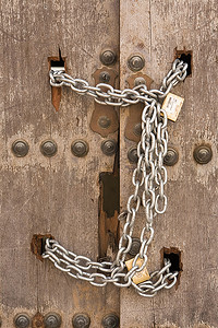 西班牙塞维利亚省奥苏纳，门被铁链锁住