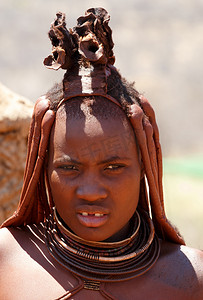 村里脖子上挂着装饰品的辛巴族妇女