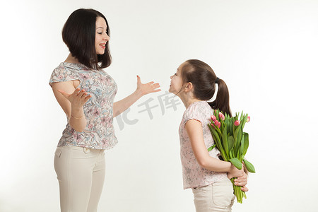 女孩为妈妈藏了一束花