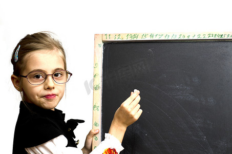 女学生在黑板上写下