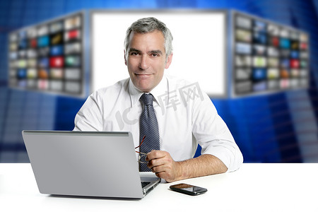 白发电视新闻屏幕主持人笔记本电脑微笑