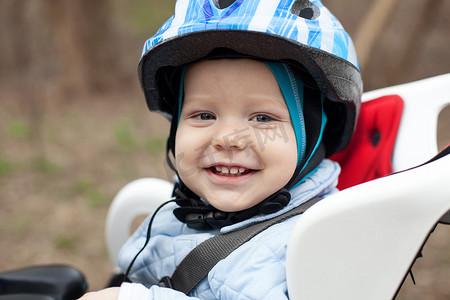 骑自行的男孩摄影照片_自行车座位的小男孩
