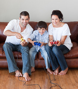容光焕发的一家人在客厅玩电子游戏