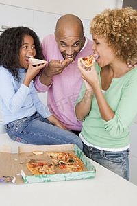 一家人一起吃披萨
