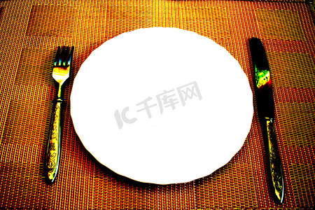 桌子上的空盘子摄影照片_桌子上的白盘子