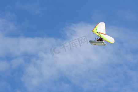 悬挂式滑翔机在蓝天