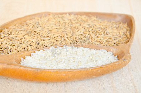 水稻植株摄影照片_木碗里的稻米和生米不同。