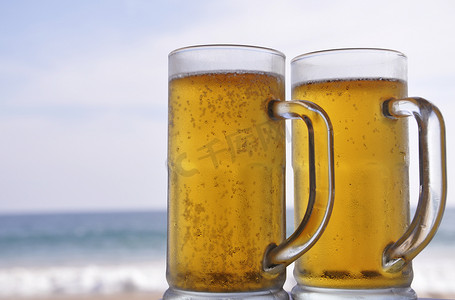 阳光明媚的日子在海滩上喝冰镇啤酒