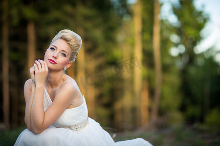 可爱的新娘在户外森林里