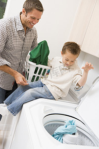 父亲和儿子洗衣服