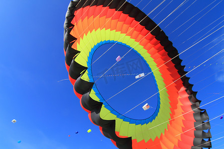 CHA-AM - 3 月 10 日：第 12 届泰国国际比赛中的彩色风筝