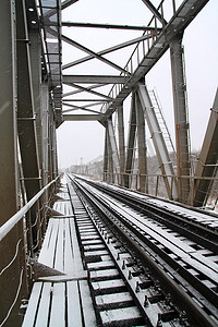 穿过冻结河的铁路桥