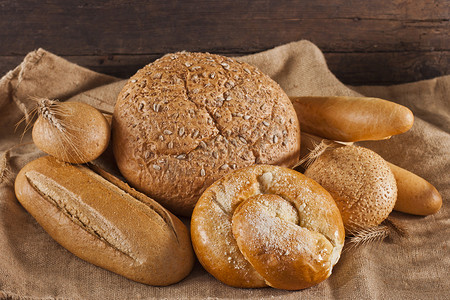 烘焙面包摄影照片_各种烤面包