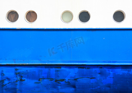 白色和蓝色过山车背景上的舷窗和船体