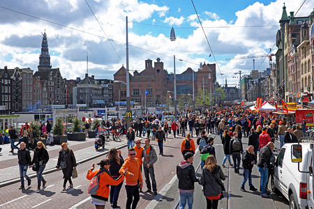 4 月 27 日：阿姆斯特丹在达姆拉克举行国王庆祝活动